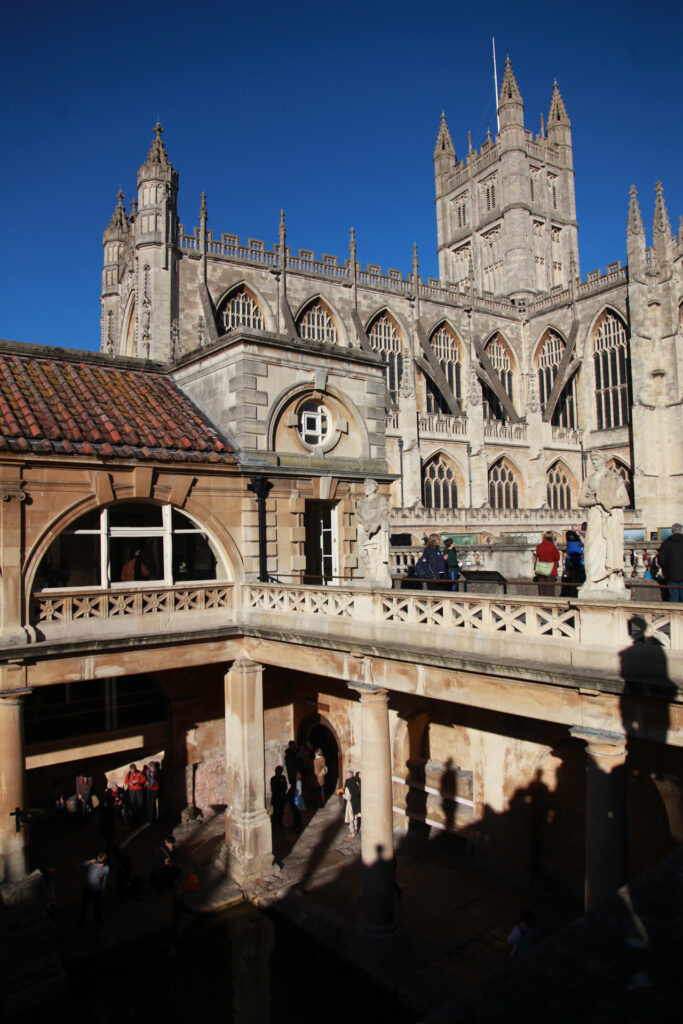 Romerske bad foran Bath Abbey i sørøst-England.