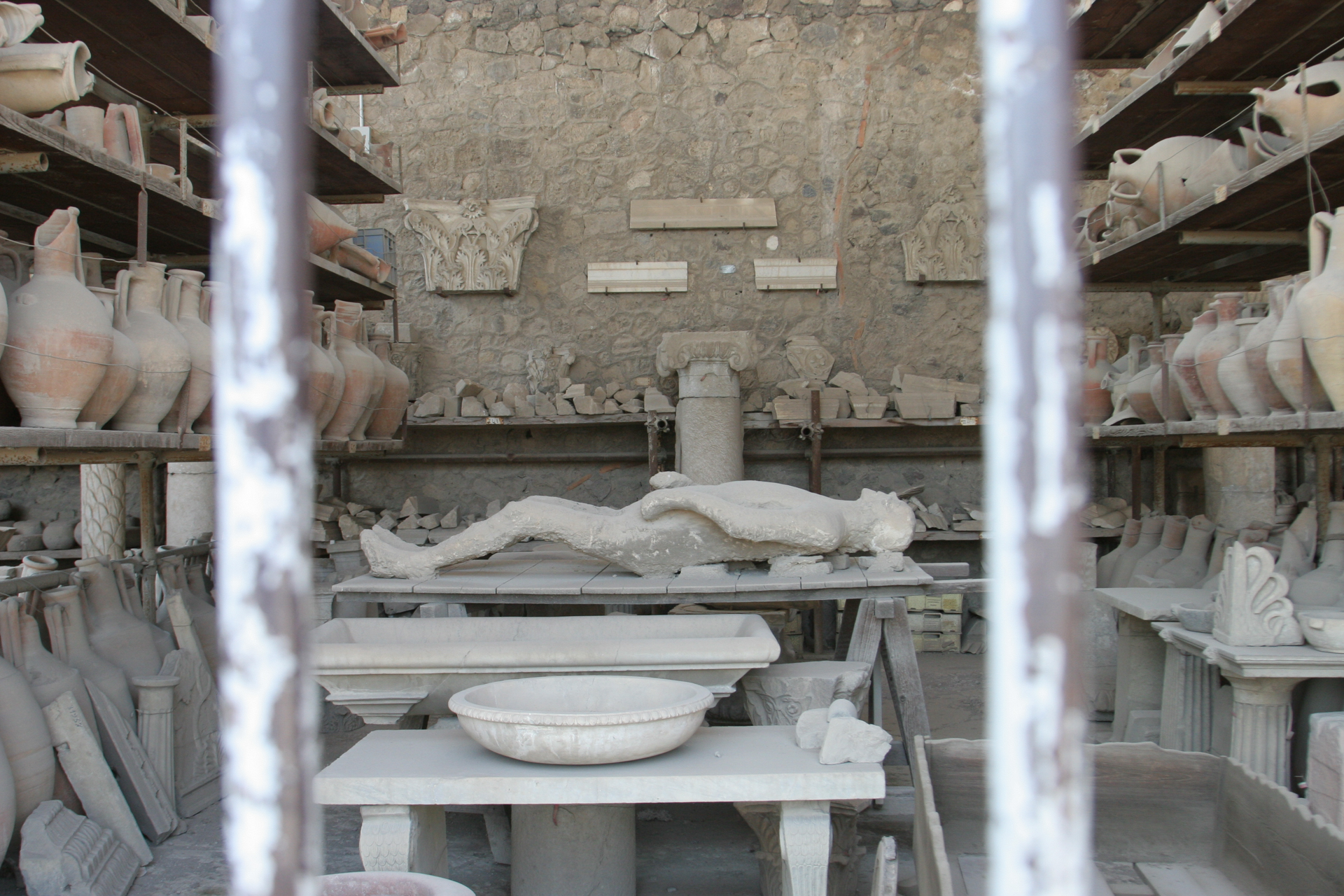Gipsfigur viser dødsstilling i Pompeii