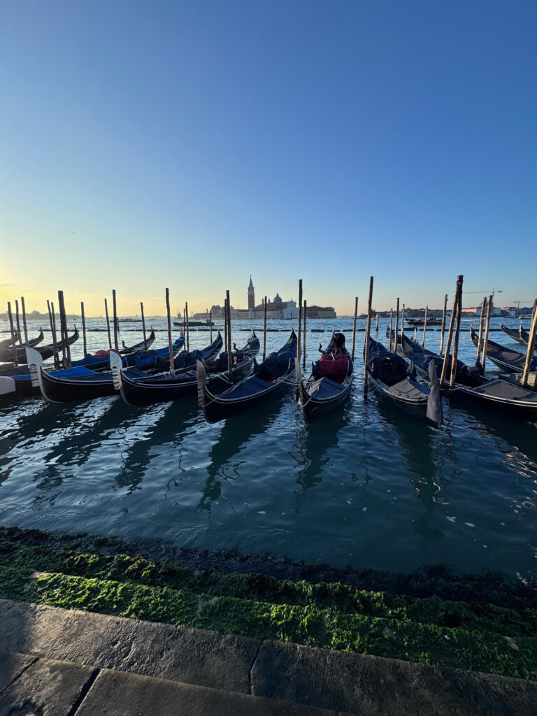 Gondoler klare tidlig om morgen i Venezia