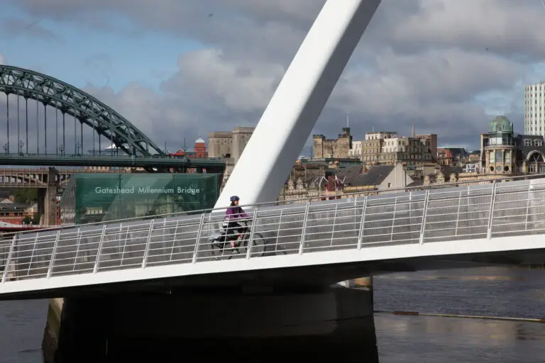 Kyst til kyst: på sykkel gjennom Englands landskap og historie Gateshead Bridge i Newcastle