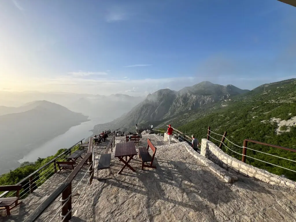 Fjell og Adriaterhavet i Montenegro