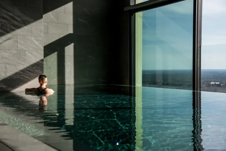 Innendørsbasseng Elevation Spa, Billingehus
